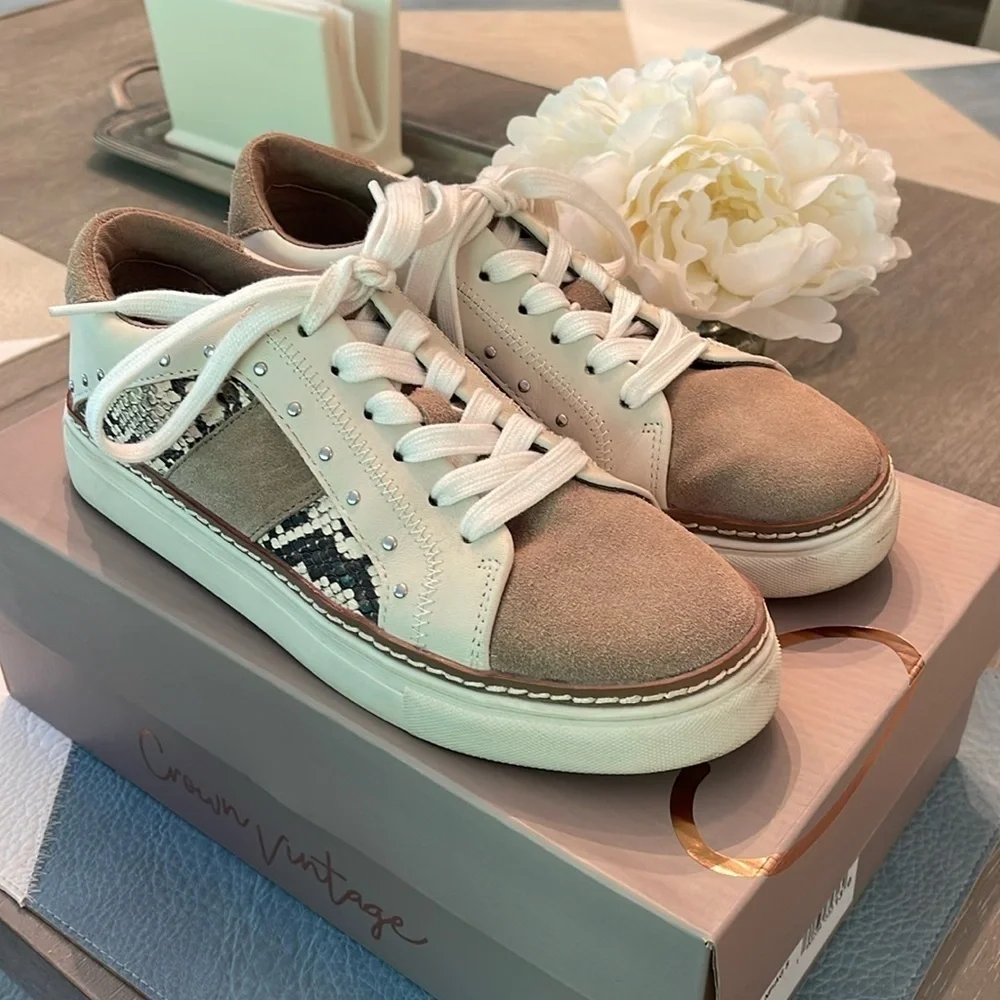 Women’s Crown Vintage Kalinda Tan Shoes Size 7 US